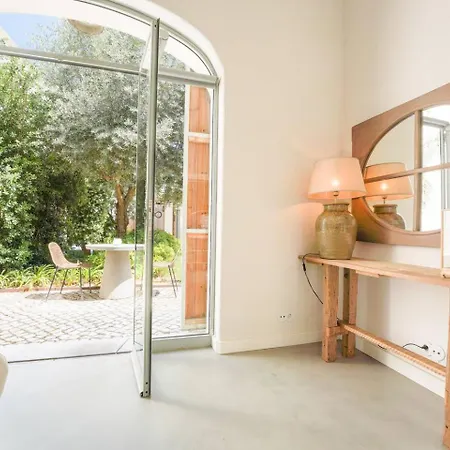 Charming Design House In With Garden - 6 Apartment