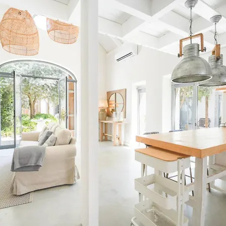 Charming Design House In With Garden - 6 Montijo