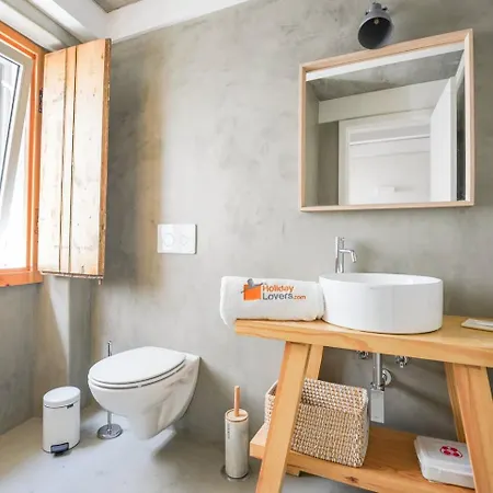 Charming Design House In With Garden - 6 Montijo