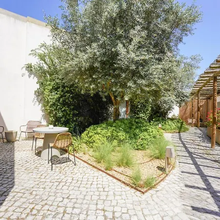 Charming Design House In With Garden - 6 Montijo